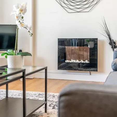 Modern Comfort Stratford 3br Duplex *