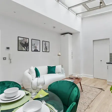 Luxury Boutique - La Reserve South Kensington Apartment