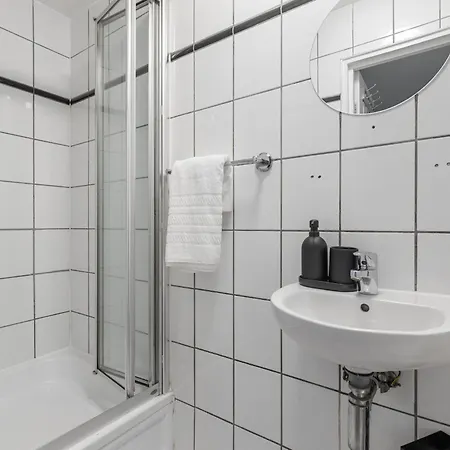 Luxury Boutique - La Reserve South Kensington Apartment *