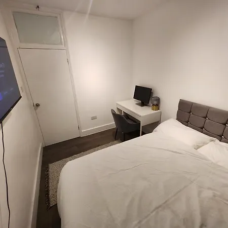 Flat With Work Station, Monitor, Smart Tv & Netflix *