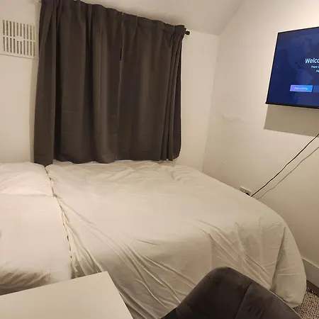 Flat With Work Station, Monitor, Smart Tv & Netflix *