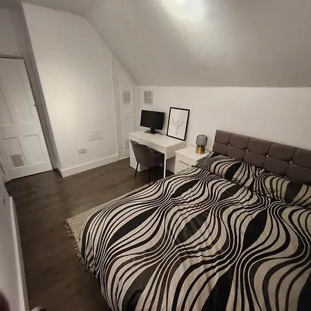公寓 Flat With Work Station, Monitor, Smart Tv & Netflix 伦敦
