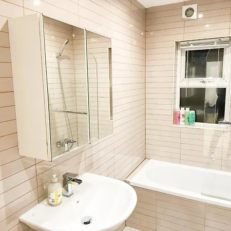 3 Bedroom House With Spacious Back Garden & Free Parking In Ilford, Barking Apartment *