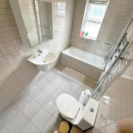 Apartment 3 Bedroom House With Spacious Back Garden & Free Parking In Ilford, Barking *