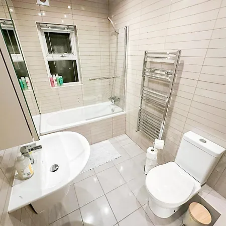Apartment 3 Bedroom House With Spacious Back Garden & Free Parking In Ilford, Barking