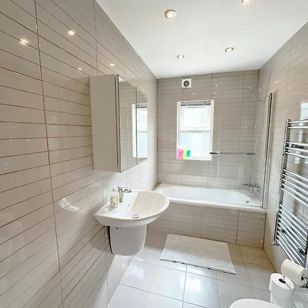 Apartment 3 Bedroom House With Spacious Back Garden & Free Parking In Ilford, Barking *