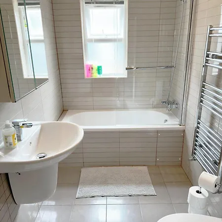 3 Bedroom House With Spacious Back Garden & Free Parking In Ilford, Barking *