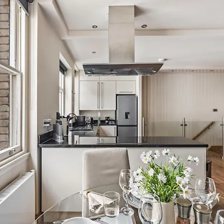 Enchanting Hideaway - La Reserve South Kensington *