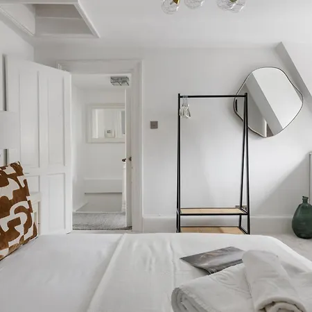 Serenity Escape - La Reserve Knightsbridge Apartment
