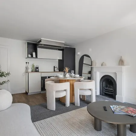 Serenity Escape - La Reserve Knightsbridge Apartment *