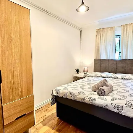 185 Lanark Apartment *
