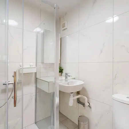 185 Lanark Apartment