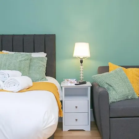 Trendy 1br In West Kensington -opposite Station London