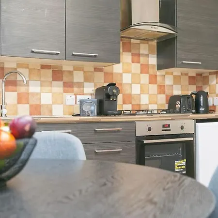 Trendy 1br In West Kensington -opposite Station * London