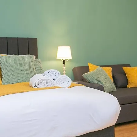 Trendy 1br In West Kensington -opposite Station Apartment