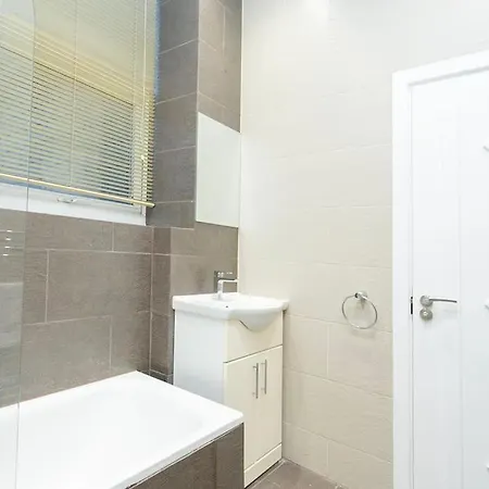 Apartment Trendy 1br In West Kensington -opposite Station *