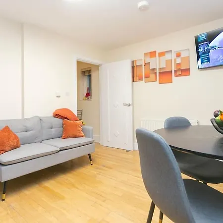 Trendy 1br In West Kensington -opposite Station Apartment London