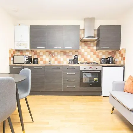 Trendy 1br In West Kensington -opposite Station *