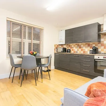 Trendy 1br In West Kensington -opposite Station London