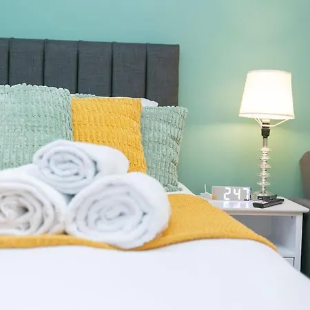 Trendy 1br In West Kensington -opposite Station Apartment *