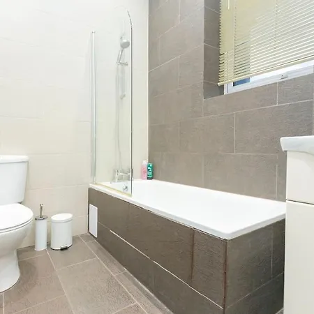 Trendy 1br In West Kensington -opposite Station Apartment London