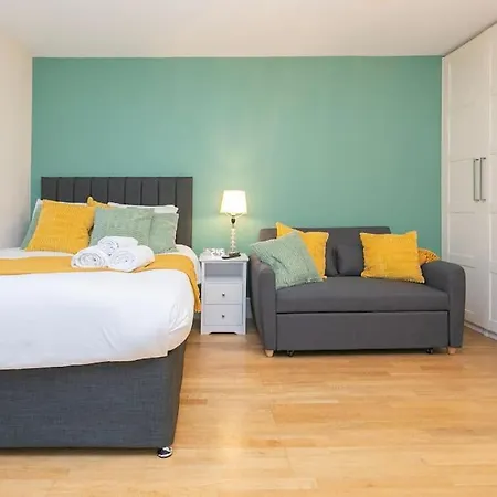 Trendy 1br In West Kensington -opposite Station * London