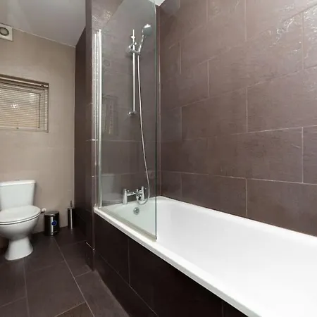 Yellow Rose 1br Opposite West Kensington Station 公寓 伦敦