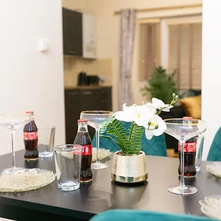 Yellow Rose 1br Opposite West Kensington Station * 伦敦