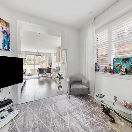 Gorgeous Golders In North Apartment *