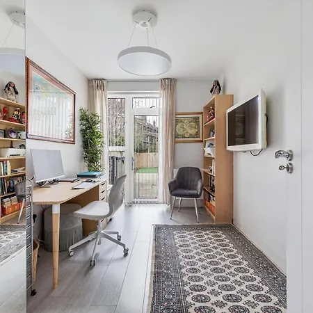 Gorgeous Golders In North Apartment *