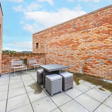 Modern 3 Bedroom House With Balconies & Parking *