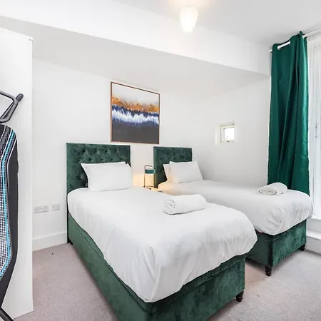 Modern 3 Bedroom House With Balconies & Parking London