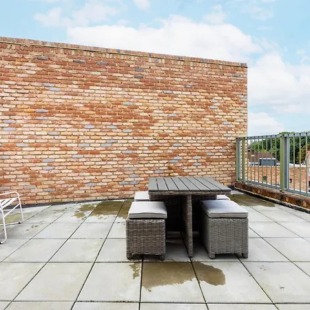 Modern 3 Bedroom House With Balconies & Parking * London