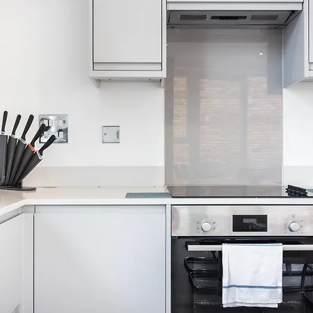 Modern 3 Bedroom House With Balconies & Parking