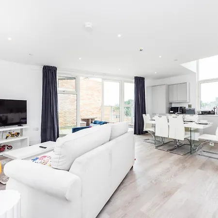 Apartment Modern 3 Bedroom House With Balconies & Parking