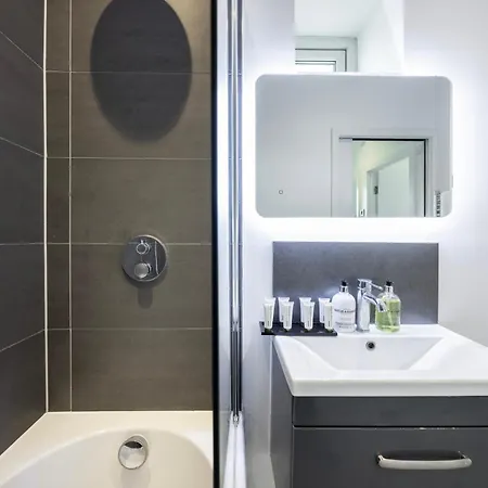 Modern 3 Bedroom House With Balconies & Parking Apartment *