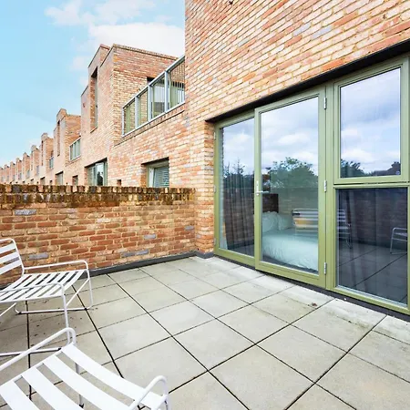 Apartment Modern 3 Bedroom House With Balconies & Parking *