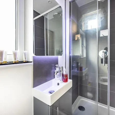 Modern 3 Bedroom House With Balconies & Parking Apartment London