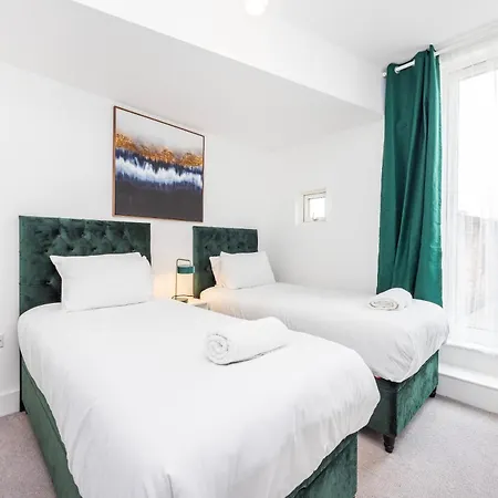 Apartment Modern 3 Bedroom House With Balconies & Parking London