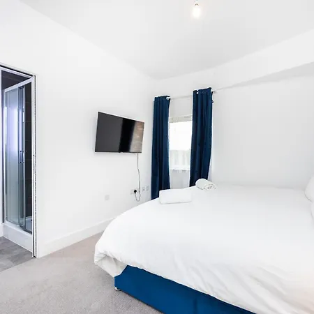 Modern 3 Bedroom House With Balconies & Parking *