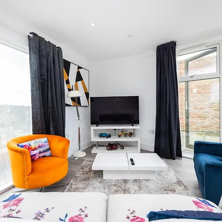 Modern 3 Bedroom House With Balconies & Parking * London