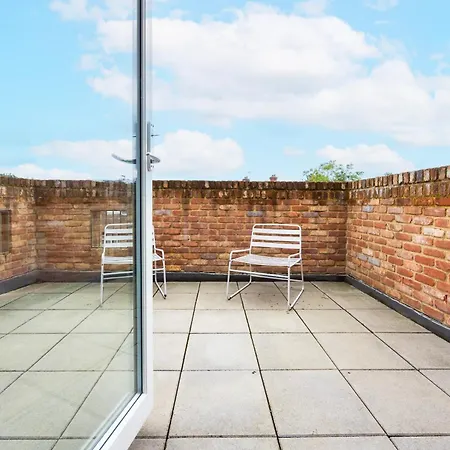 Modern 3 Bedroom House With Balconies & Parking