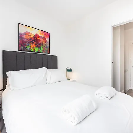 Apartment Modern 3 Bedroom House With Balconies & Parking