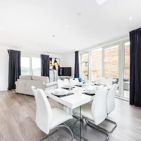 Modern 3 Bedroom House With Balconies & Parking Apartment London