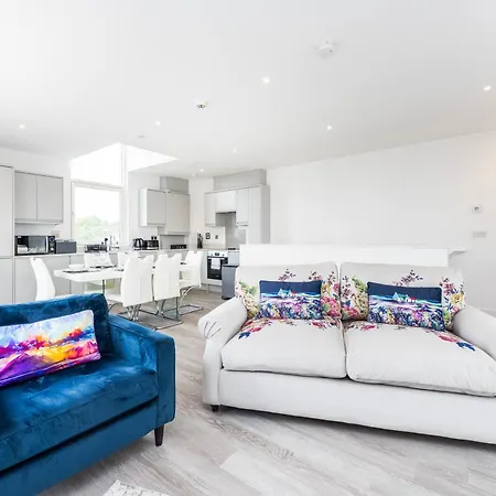 Modern 3 Bedroom House With Balconies & Parking *