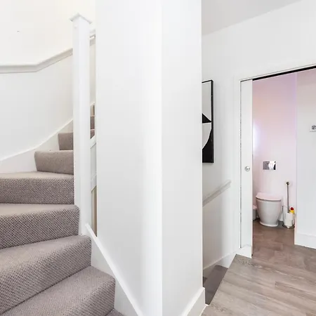 Modern 3 Bedroom House With Balconies & Parking London
