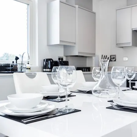 Modern 3 Bedroom House With Balconies & Parking * London