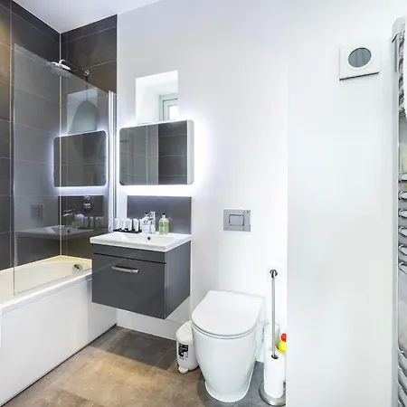 Apartment Modern 3 Bedroom House With Balconies & Parking London