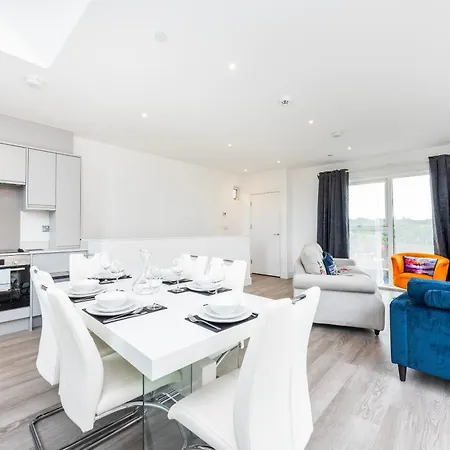 Modern 3 Bedroom House With Balconies & Parking * London