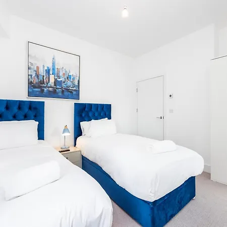 Modern 3 Bedroom House With Balconies & Parking Apartment *